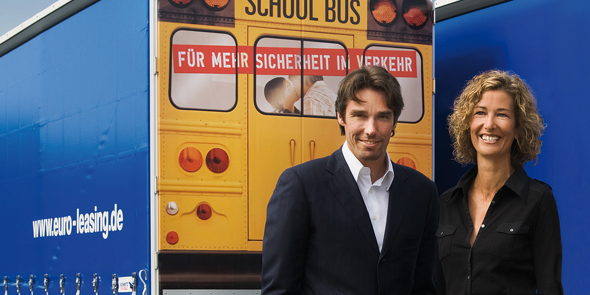 LKW-Heck mit Plakat Schulbus: Für mehr Sicherheit im Verkehr. Michael Stich Stiftung