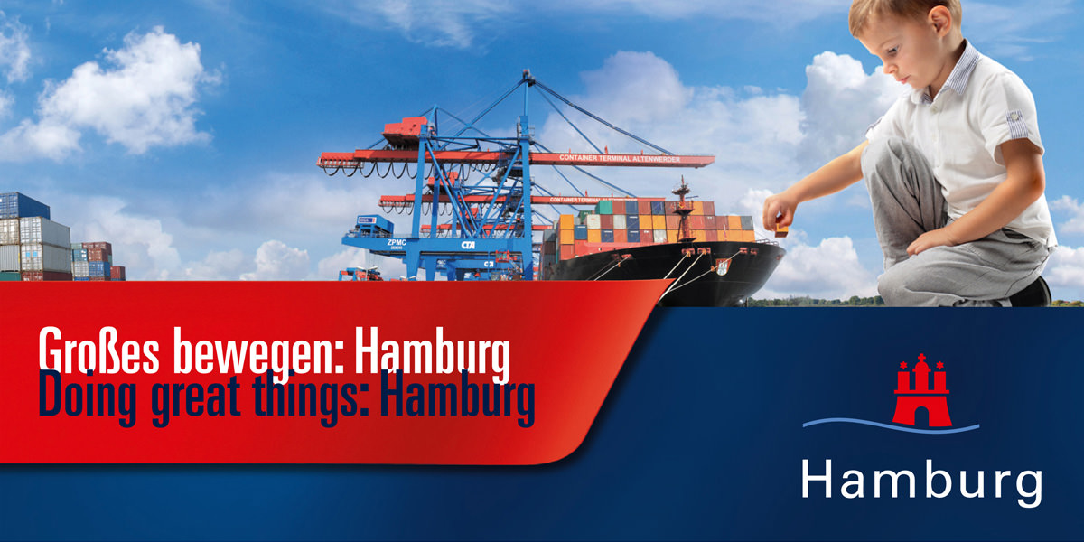 Plakat: Riesiger Junge spielt mit Containern auf einem Schiff, als wäre es Spielzeug: Großes bewegen: Hamburg. Hamburg Marketing