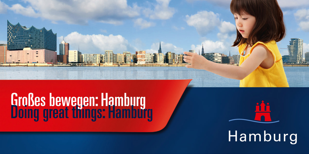 Plakat: Riesiges Mädchen spielt mit Häusern in der HafenCity: Großes bewegen: Hamburg. Hamburg Marketing