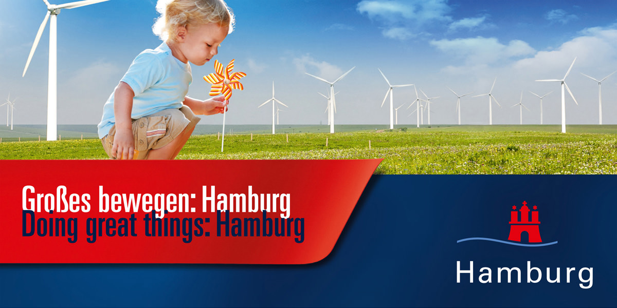 Plakat: Riesiges Kind steckt Windrad in die Erde. Großes bewegen: Hamburg. Hamburg Marketing